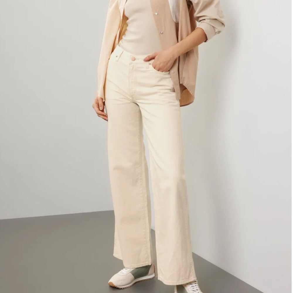 Wrangler Cream wide leg jeans. Size 29. Mid Rise Wide Leg.